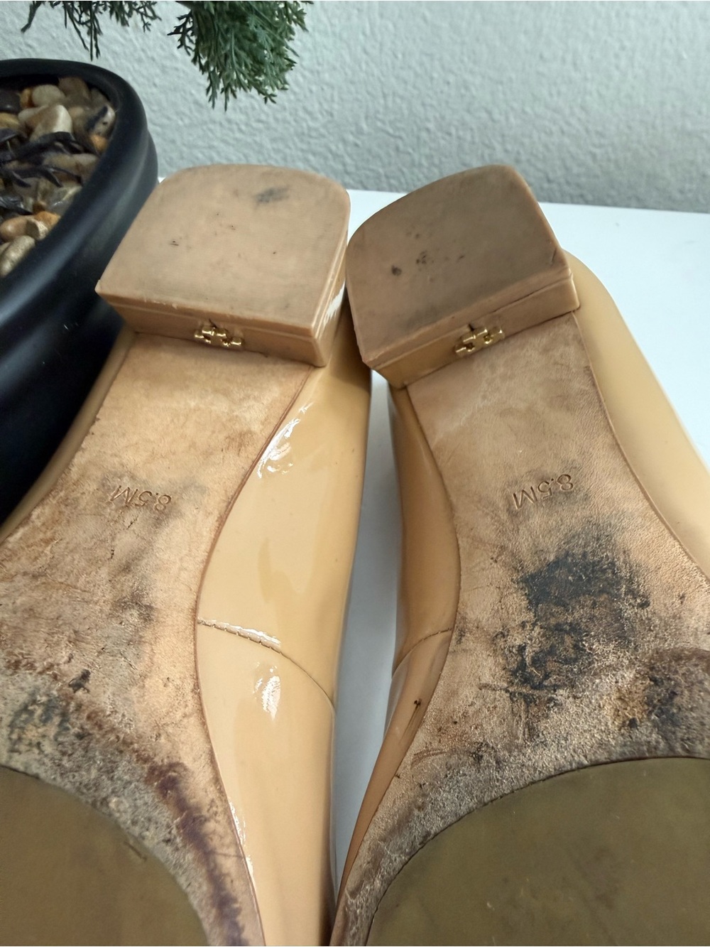 Tory Burch Gigi pump 2.5mm size 8.5 Beige Patent Leather Logo - Picture 9 of 10